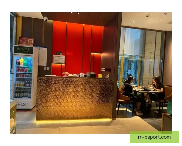 贝林厄姆在马德里知名餐厅用餐优雅瞬间曝光 贝林厄姆在马德里知名餐厅用餐优雅瞬间曝光